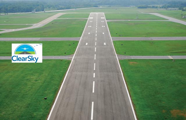 piste aéroport avec du gazon vert