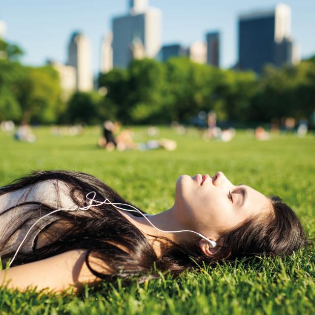 femme allongée sur le sol sur un beau gazon dans un parc