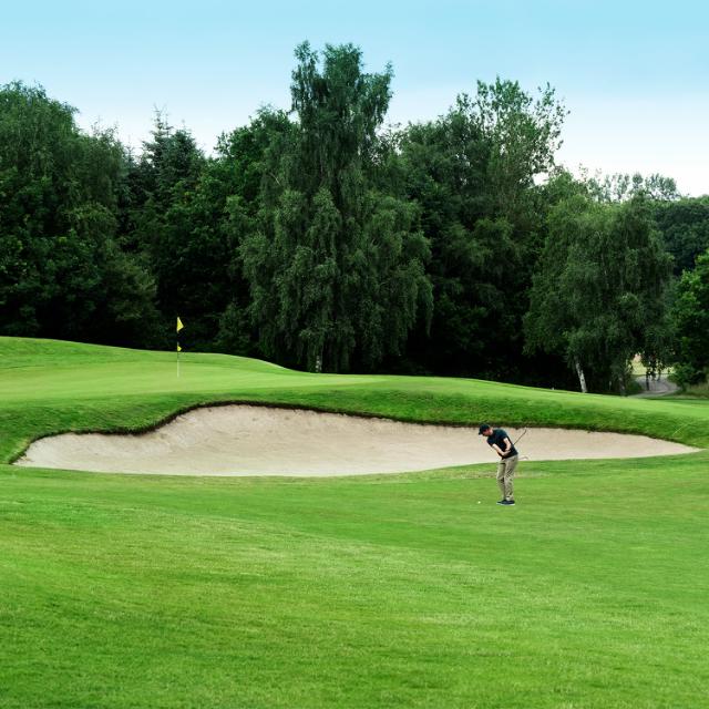 Homme sur un parcours de golf