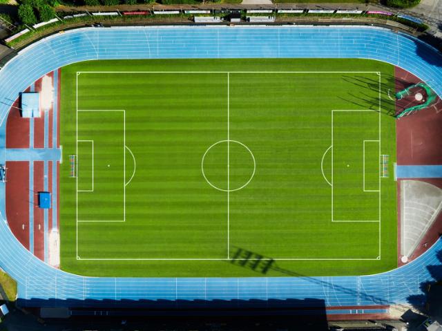 Vue aérienne d'un terrain de football fraîchement tondu