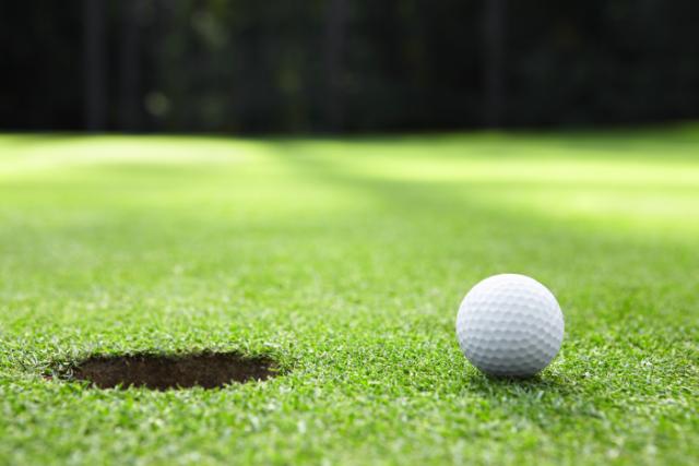 Photo gazon green de golf balle