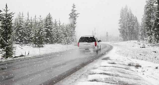 Photo voiture route neige